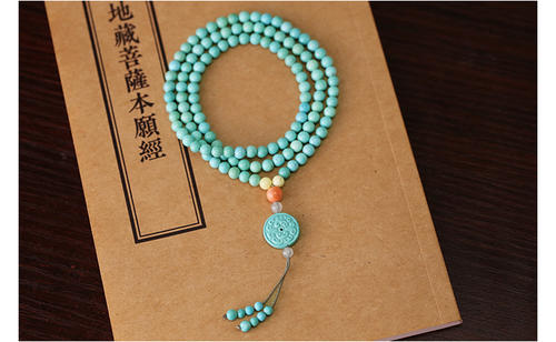 秋冬配毛衣项链选哪个颜色好看,冬天穿毛衣如何戴金项链