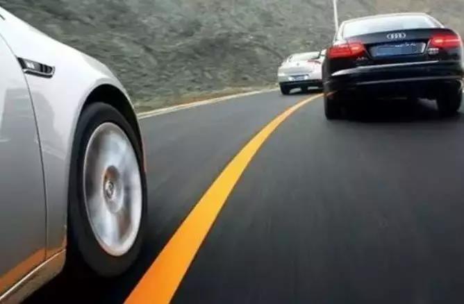 超车前方有来车怎么办,超车时对向车道突然来车怎么办