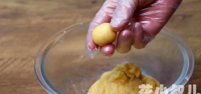 面粉绿豆饼的做法,平底锅做绿豆酥饼的做法