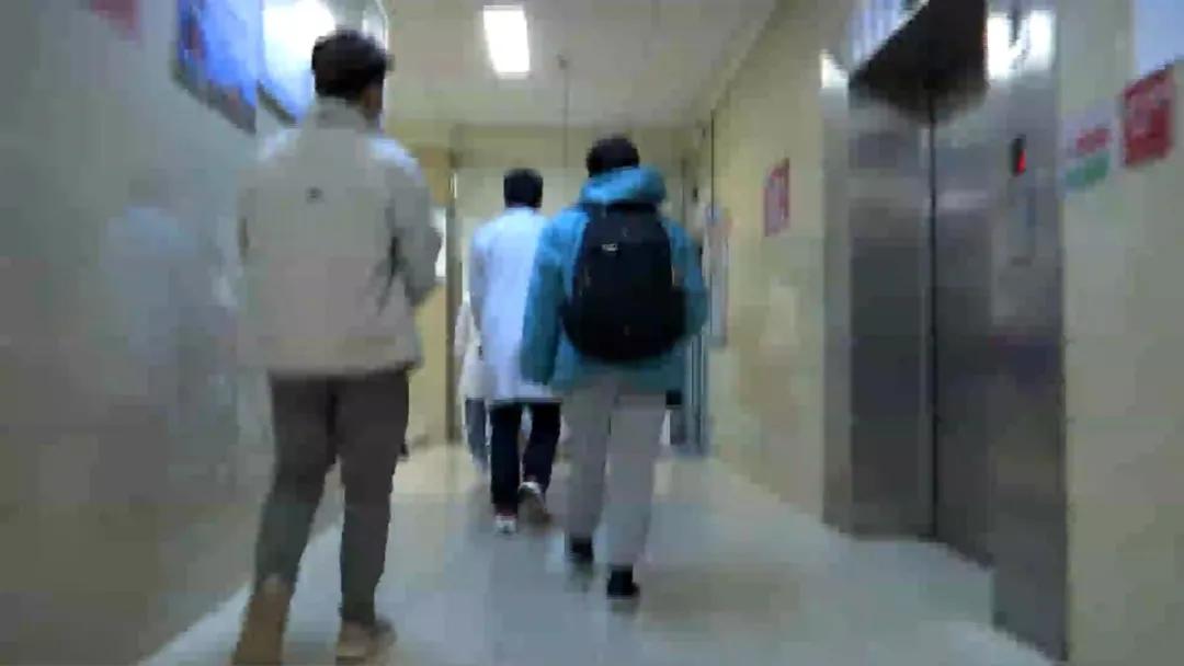 七旬老人被卡车撞伤,老人闯入货车视线盲区死亡被推倒