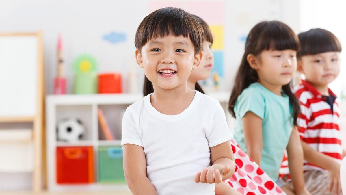 怎样看待小学校园门口家长为孩子背书包的现象？