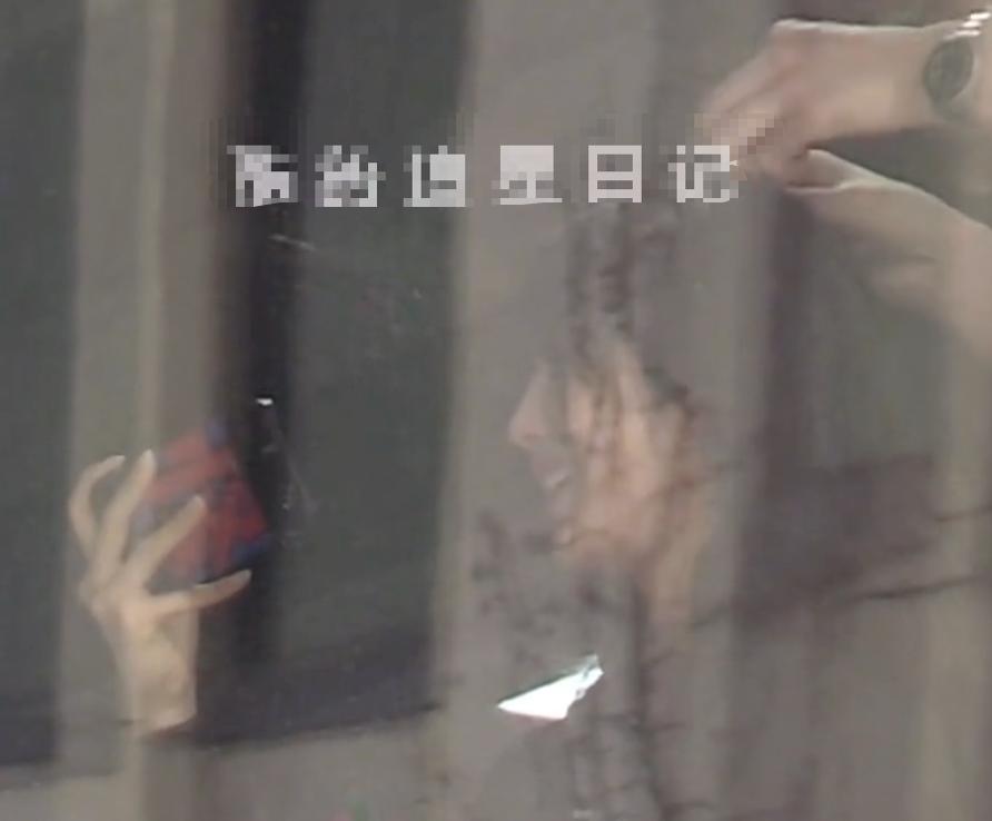 女明星自恋现场视频,女孩因为太自恋发布自拍照