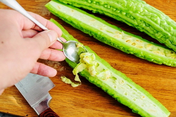 苦瓜怎么炒不苦不变色还脆,苦瓜怎么炒不苦又好吃不变色