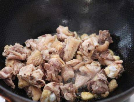 子姜炒鸡做法大全,葱姜炒鸡的家常做法正宗
