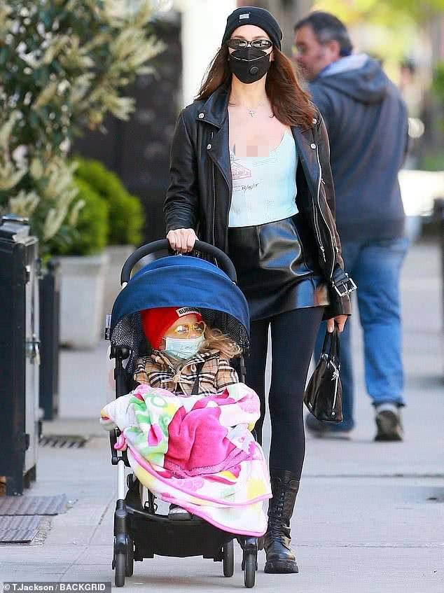 超模伊莲娜走秀视频,超模伊莲娜亮相纽约街头