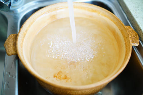 井水抽出来清亮但放一会就发黄,井水发黄是什么原因