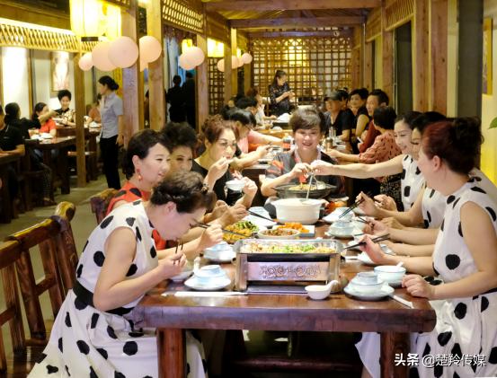 这家烤羊店太火了,襄阳流动烤全羊