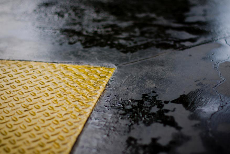 下雨天脚摔伤了怎么处理,雨天滑倒什么原因