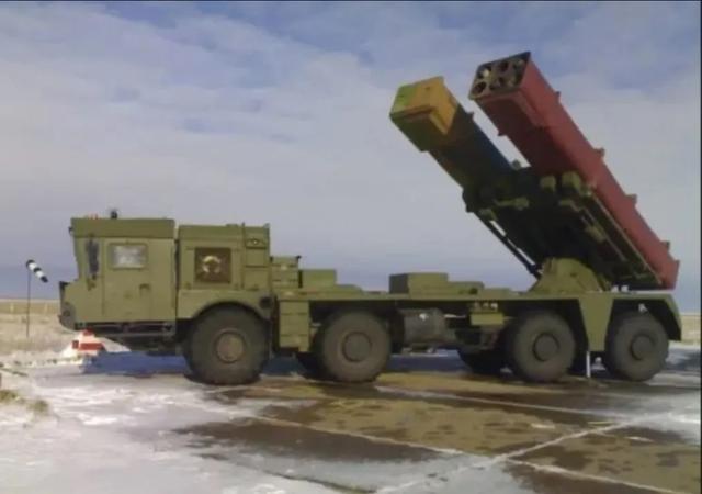 俄罗斯火箭炮连续发射震撼视频,俄罗斯旋风300火箭炮