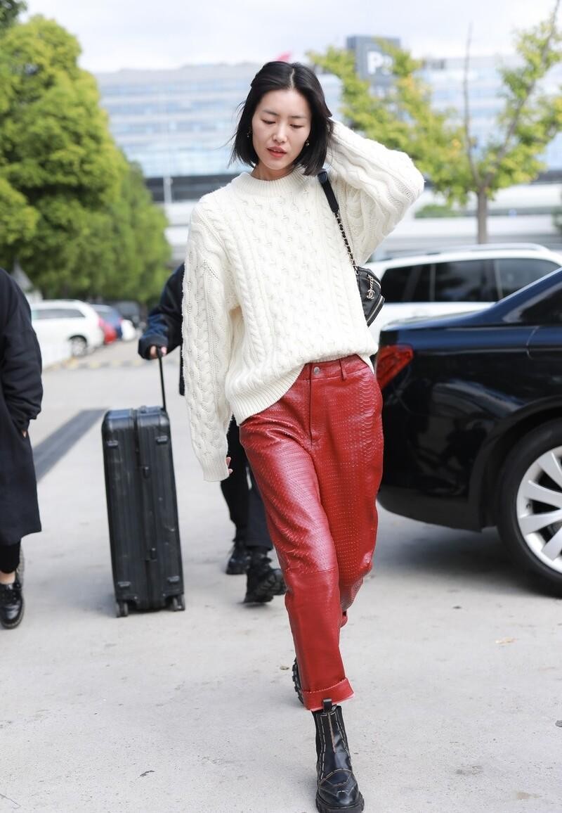 解锁冬季穿搭新方式：毛衣+皮裤，保暖又时髦，超模明星也在穿
