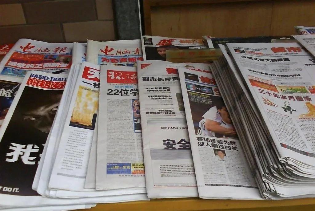 她用一把手术刀在2毛钱废报纸上雕出精美图腾,一幅卖60万