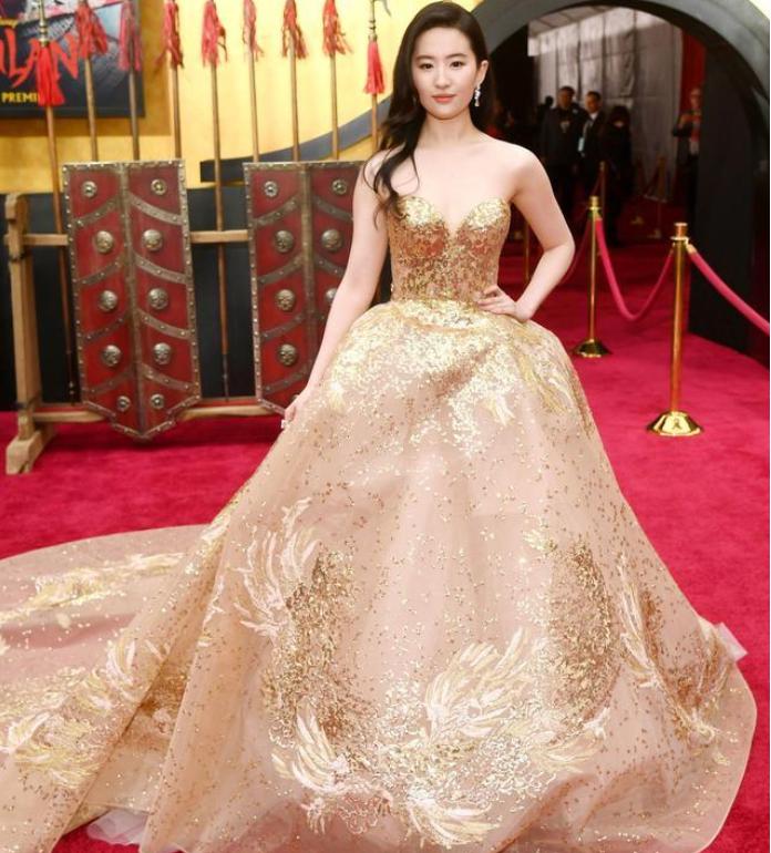 刘亦菲穿露腰礼服现身,女明星为什么要穿抹胸裙