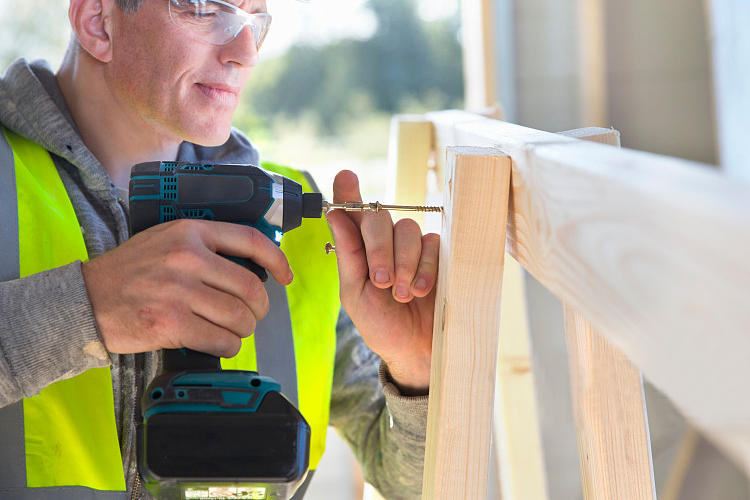 拧螺丝打孔手电钻,钻孔能力强的电钻该怎么选