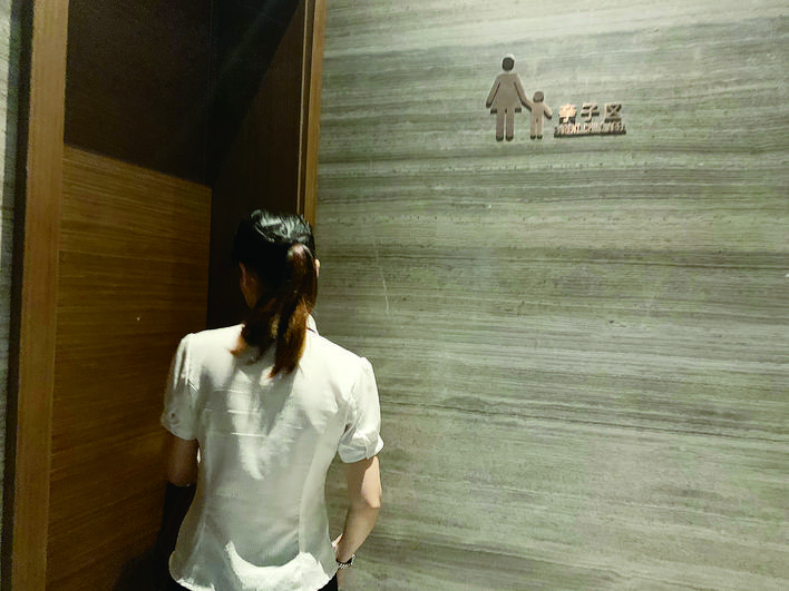 家长带孩子去更衣室,家长带娃随地小便引争议