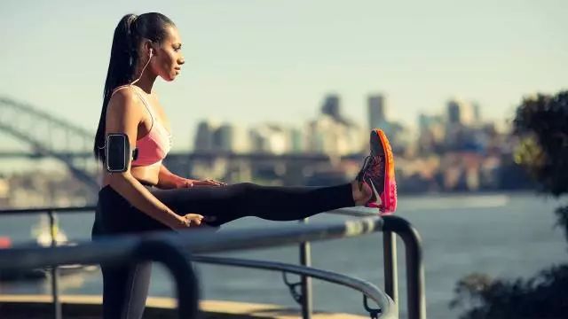 小臂拉伸细节,跳绳热身拉伸动作细节