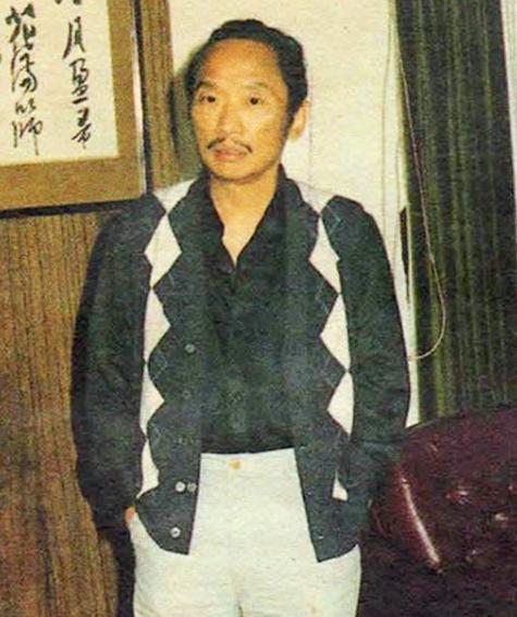 *情纵**声色的古龙，在痛饮一瓶XO后吐血两盆，彻底陷入昏迷