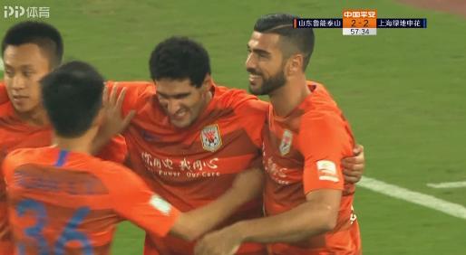 英超名哨var判罚引争议遭围堵,最近体育足球热点事件