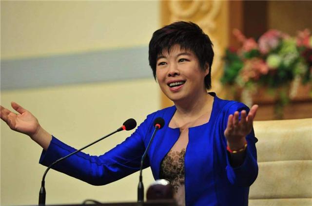 于丹被学生轰下台的视频,于丹惨遭轰下台真实原因