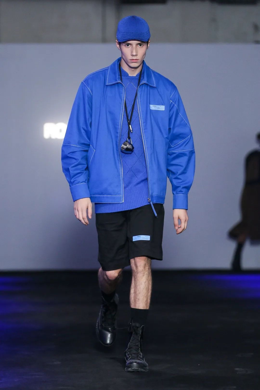 国潮在外国街头,国潮捡垃圾小孩图片