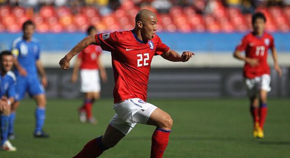 他是韩版王刚，由前锋改打边后卫后，终成韩国一代名将