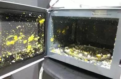 微波炉爆炸导致脸部严重受伤,微波炉加热鸡蛋爆炸一男子失明