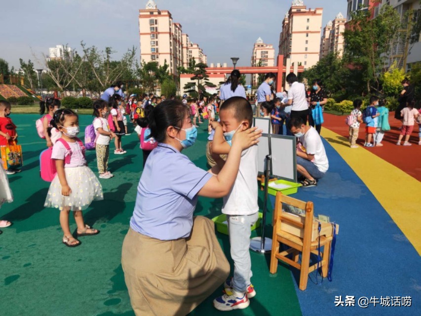 记者见到萌娃入园,萌娃归来幼儿园活动