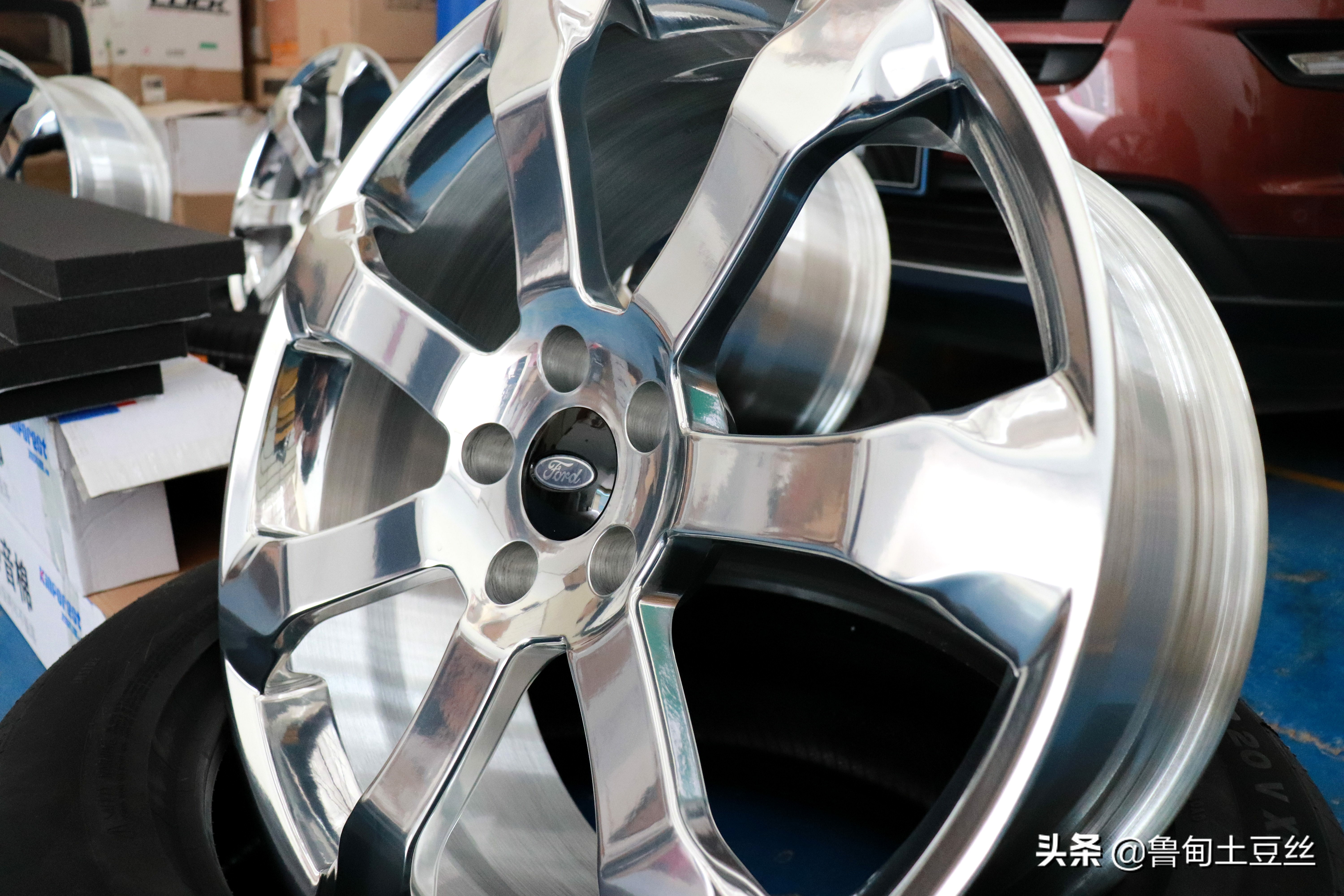 「毂锐驰」舒适操控乐趣兼备—进口探险者改装劲风驰轮胎静音棉