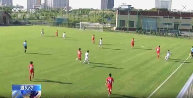 土堆里练足球绝技,*疆新**“草根网红球员”打进职业联赛!