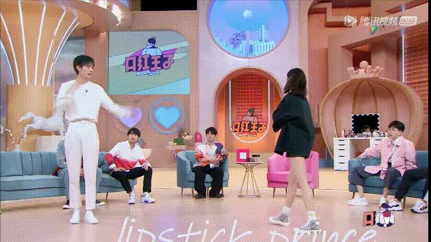 让男明星帮忙化妆，是巨大福利还是*男美**陷阱？