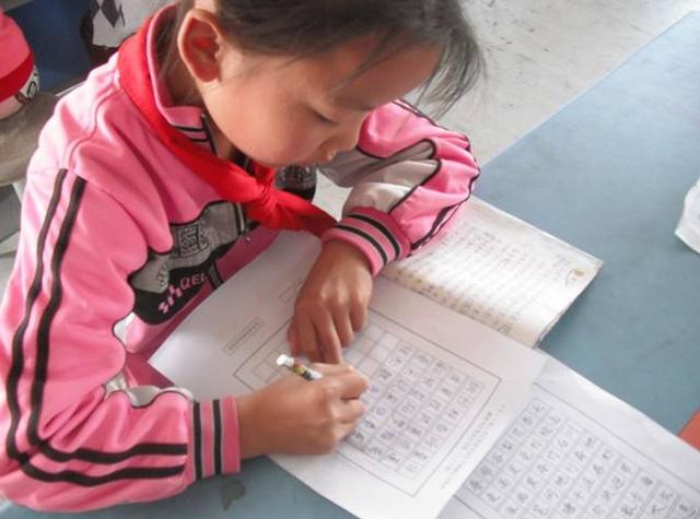 高中生“柚圆字体”火了，风格可爱字迹大方得体，语文老师很喜欢