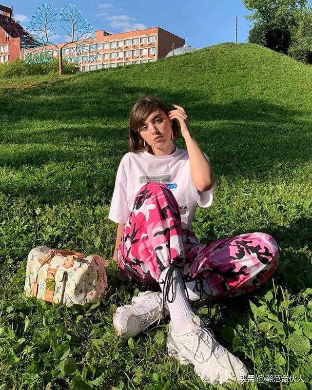 只会卖弄性感？实际上女sneaker的拍照姿势，那叫一个野