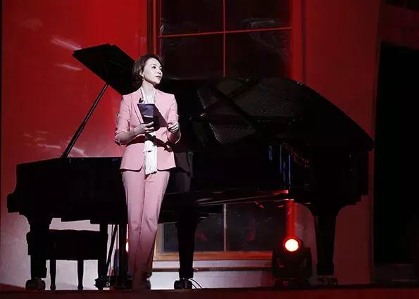 董卿消失的第2个春晚，她去哪里了？