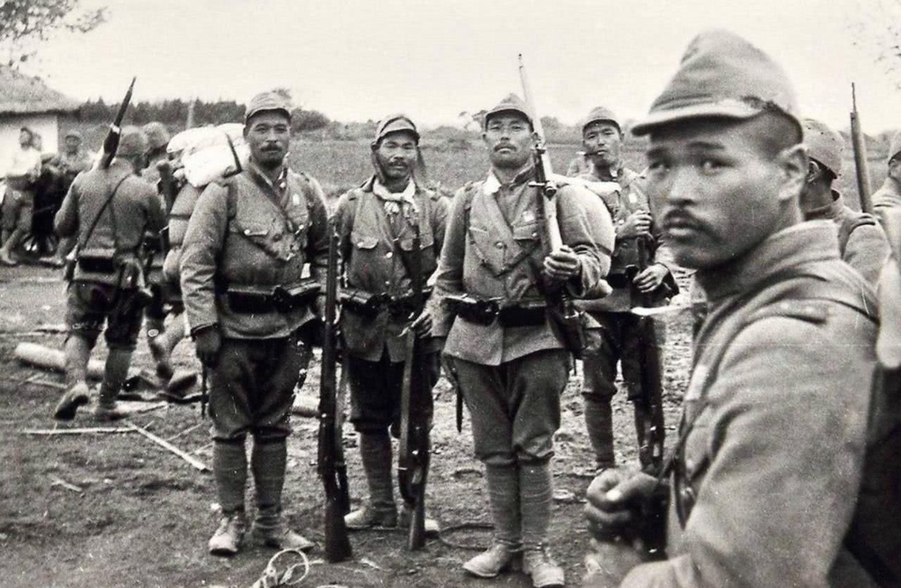 日军帽子上为什么会有一层网,日军帽子为什么有两个帘