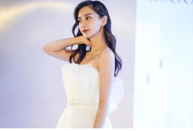 杨颖金色抹胸裙2019时尚美丽盛典,杨颖穿高定上综艺花朵抹胸裙图片