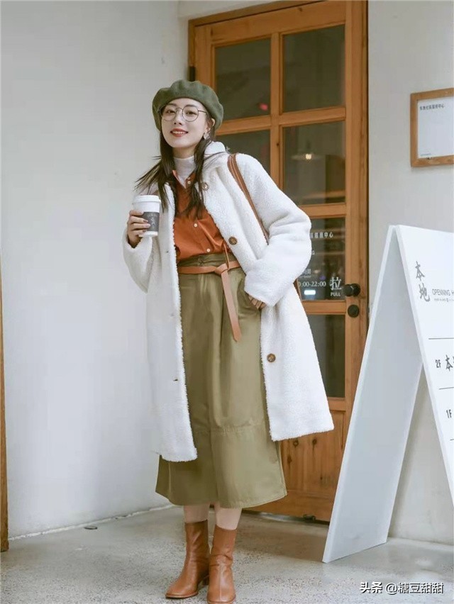 黑色的羊羔毛怎么搭配,羊羔毛和羊毛哪款穿上会显瘦