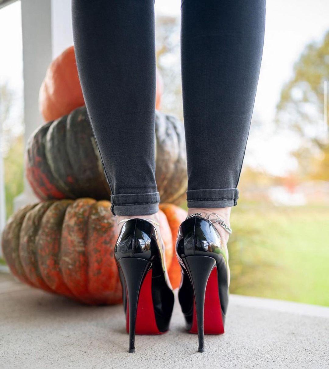 穿不腻的匡威,cl红底鞋尖头细跟高跟鞋