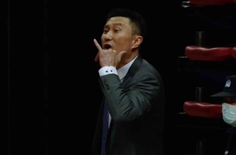 杜锋发飙裁判完整视频,杜锋违体犯规手势
