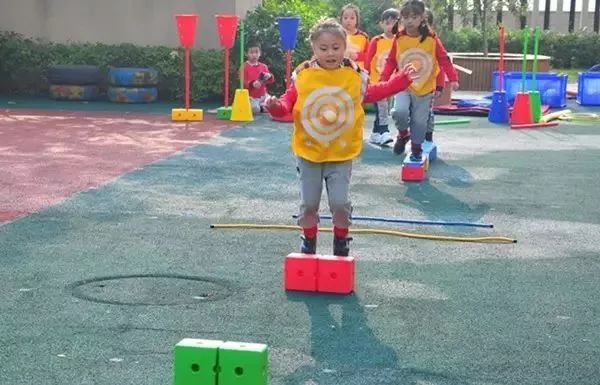 儿童冬季户外活动,鼓励家长让孩子参与户外活动