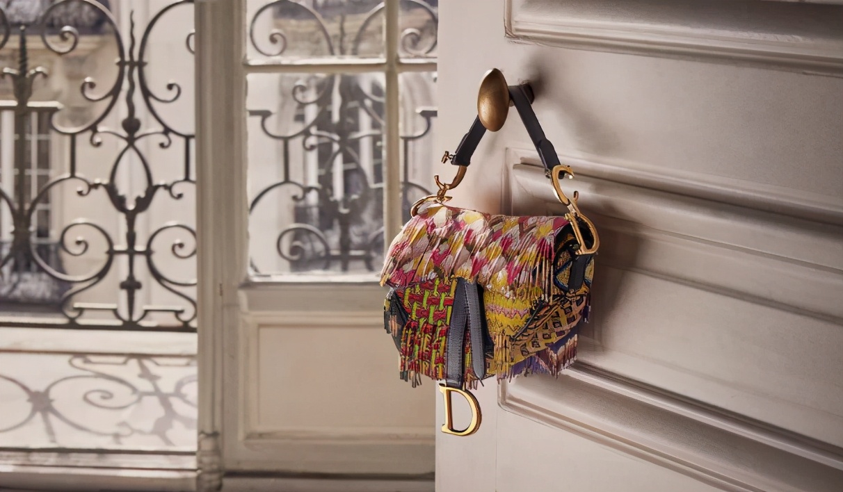 背包女双肩包时尚2022新款中年,中年男人背双肩包还是单肩包有范