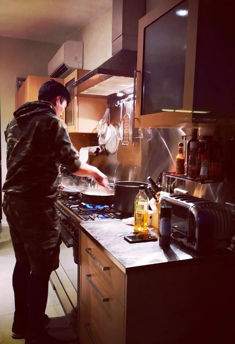 中国小伙去新西兰却横扫对手获得冠军，每份食材在手上都是艺术品