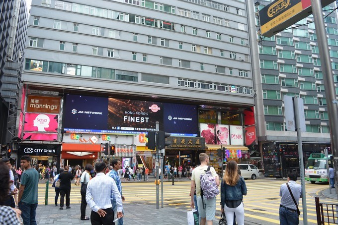 世界将我包围下一句,世界将我包围演唱