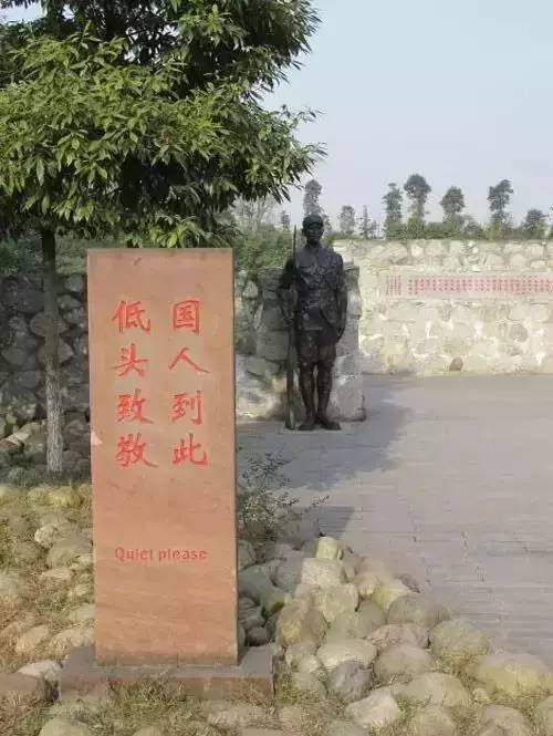 嫌工资低辞职光脚坐在火车站,成都市副市长辞职