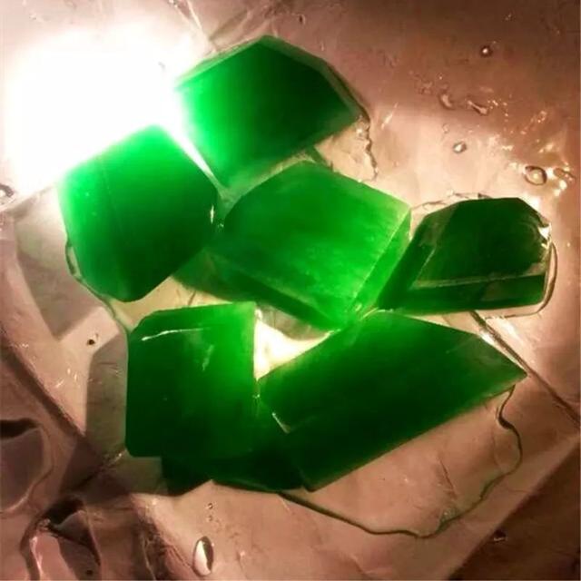 大马坎玻璃种翡翠原石图片,捡到大马坎原石