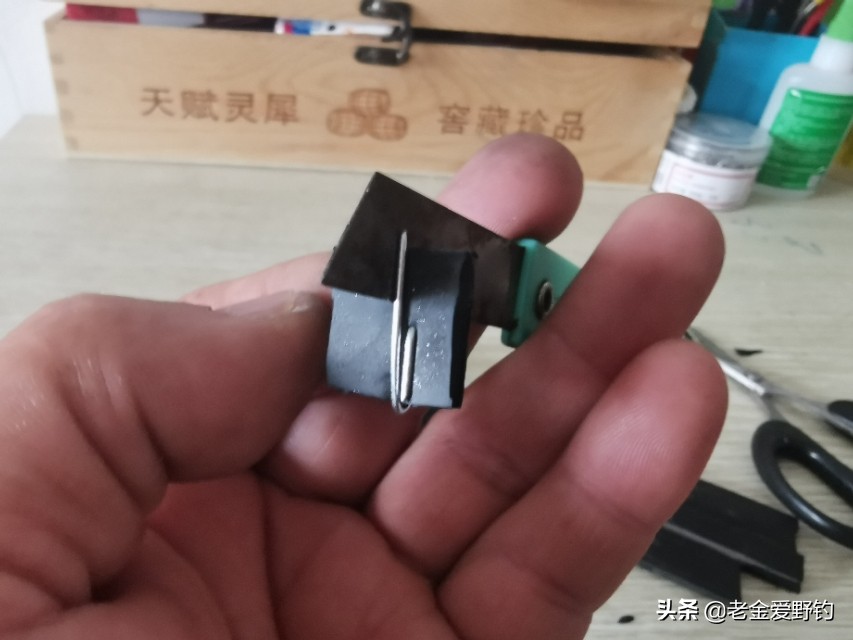 怎么用绑钩器绑钩简单又结实,绕线圈自制绑钩器可以绑袖钩