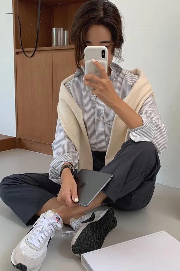 牛仔衬衫叠穿哪种款式和颜色适合,灰色衬衫怎么搭配出高级感叠穿