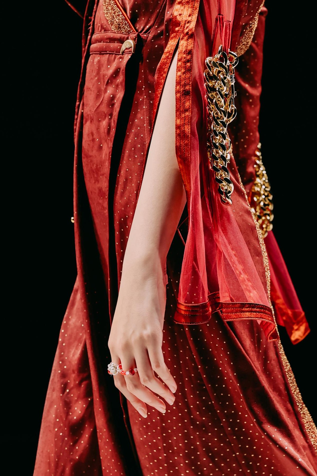 LUOOIFSTUDIO独立设计师品牌2021秋冬新作登陆上海时装周