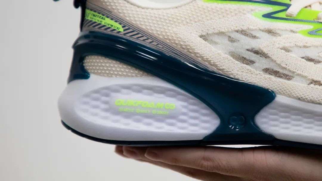 安踏和鸿星尔克跑鞋哪个穿上舒服,安踏跑鞋和鸿星尔克哪个好