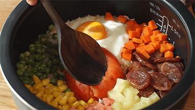 电饭煲生存指南，一键做一只番茄饭+蜜汁鸡翅+香软蛋糕