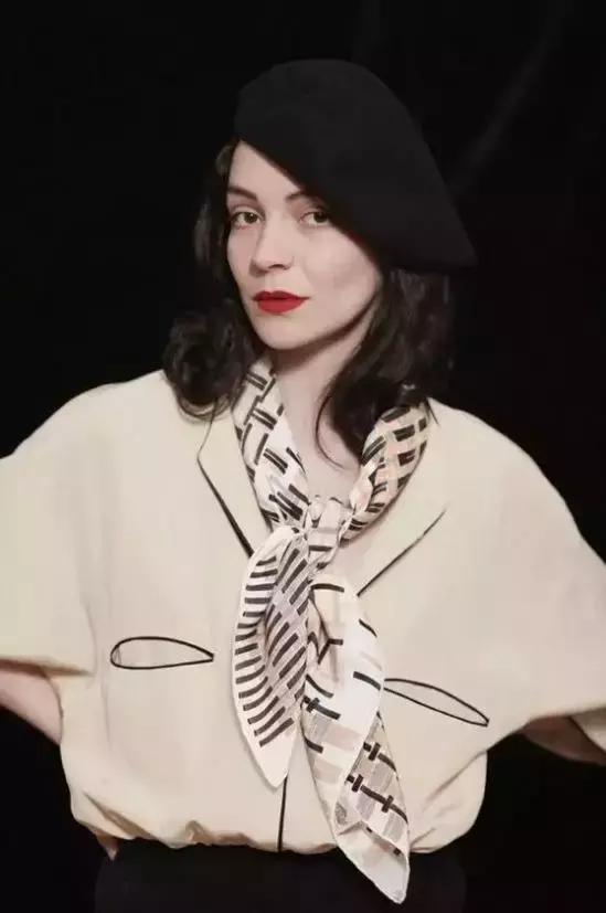 穿搭十秒学会丝巾的时髦系法,丝巾比较英伦法式的系法