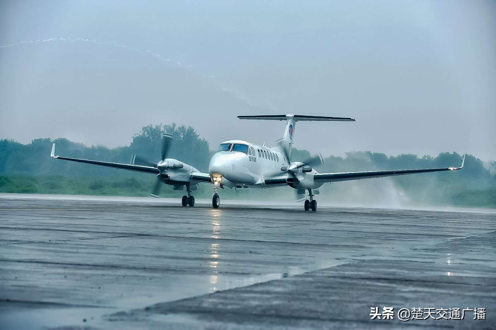 飞机界的“劳斯莱斯”：全省第一架空中国王350i飞机首次亮相荆州机场